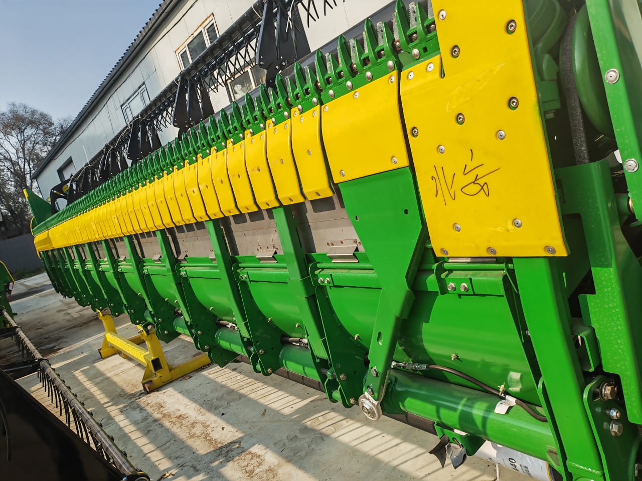 Жатка John Deere HydraFlex в работе — вид сбоку